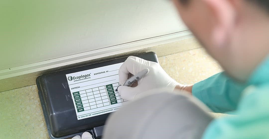 Técnico de Ecoplagas registrando el monitoreo de un dispositivo de control